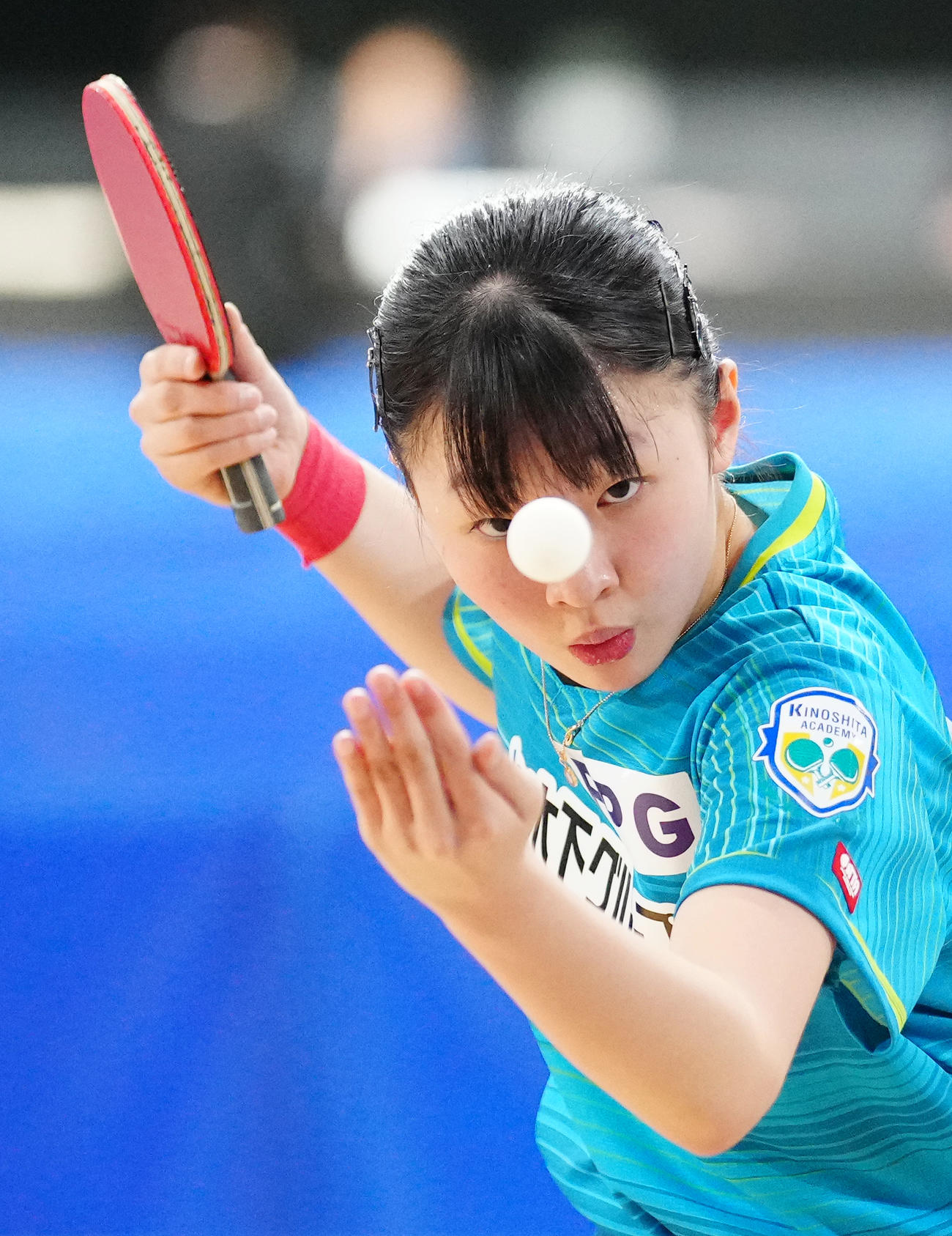 ジュニア女子準々決勝、サーブに臨む張本美（撮影・江口和貴）