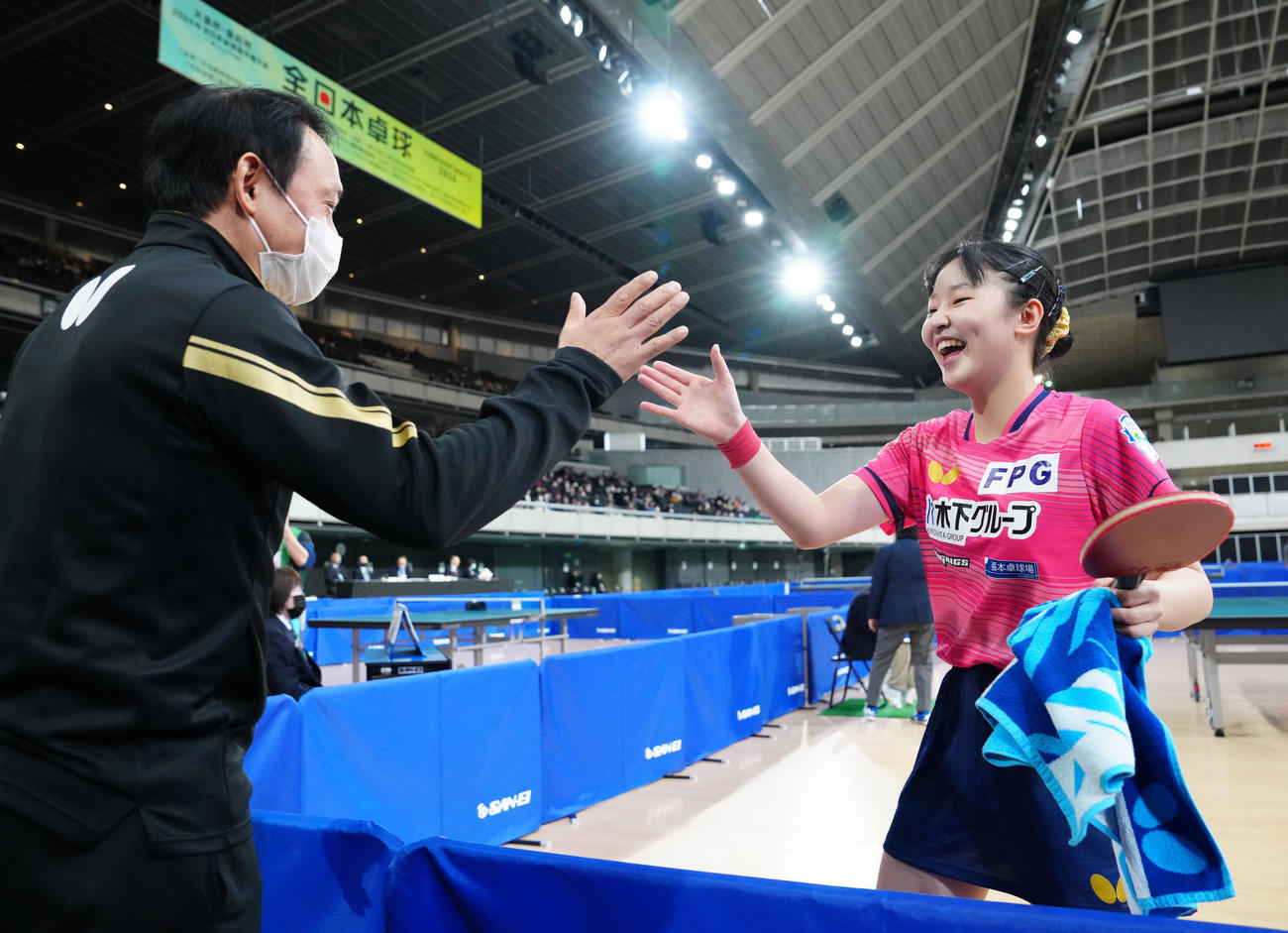 ジュニア女子で優勝し父宇コーチ（左）とタッチを交わす張本美（撮影・江口和貴）