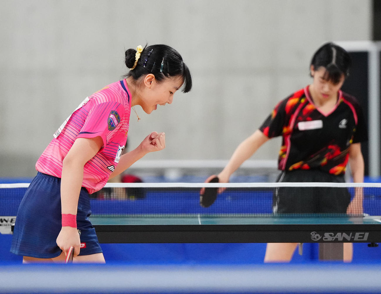 ジュニア女子決勝で面手（右）からポイントを奪い、ガッツポーズを見せる張本美（撮影・江口和貴）