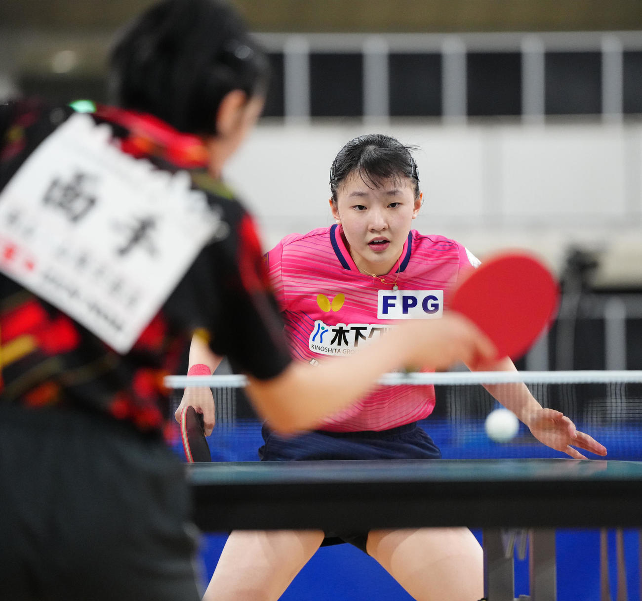ジュニア女子決勝で面手（手前）と対戦する張本美（撮影・江口和貴）