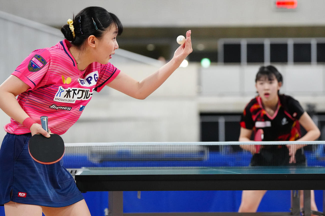 ジュニア女子決勝でサーブに臨む張本美。後方は面手（撮影・江口和貴）