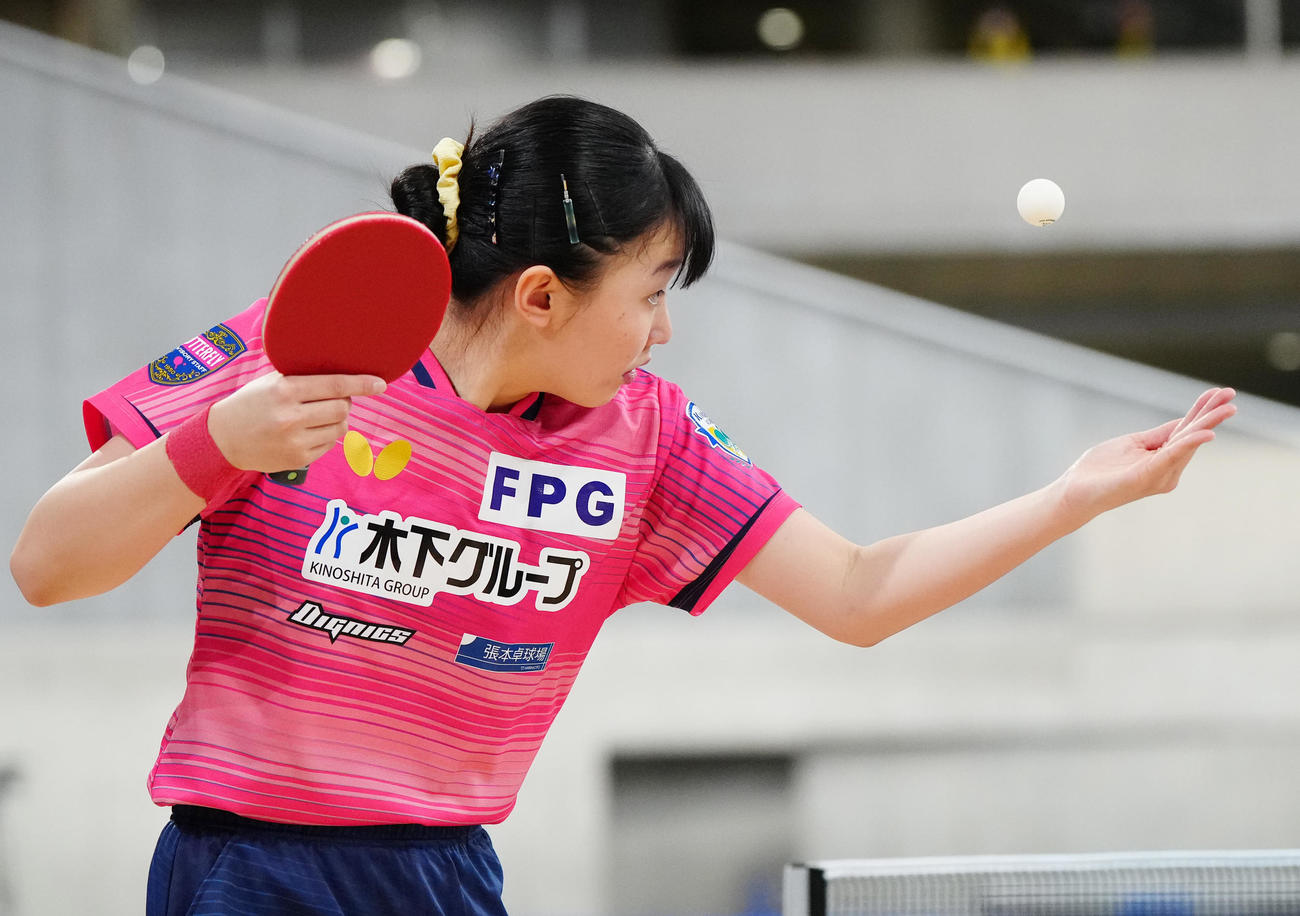 ジュニア女子決勝でサーブに臨む張本美（撮影・江口和貴）