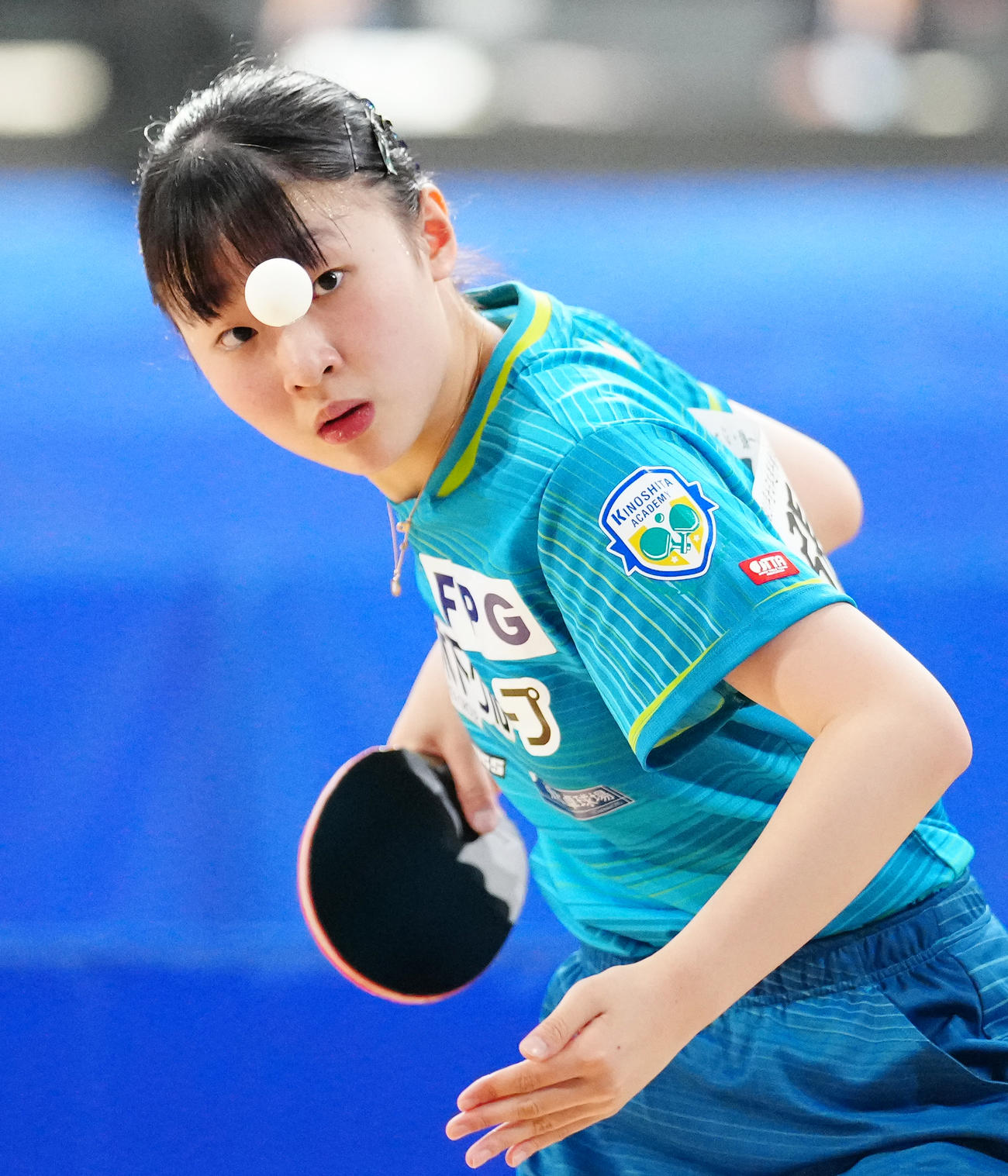 ジュニア女子準々決勝、サーブに臨む張本美（撮影・江口和貴）