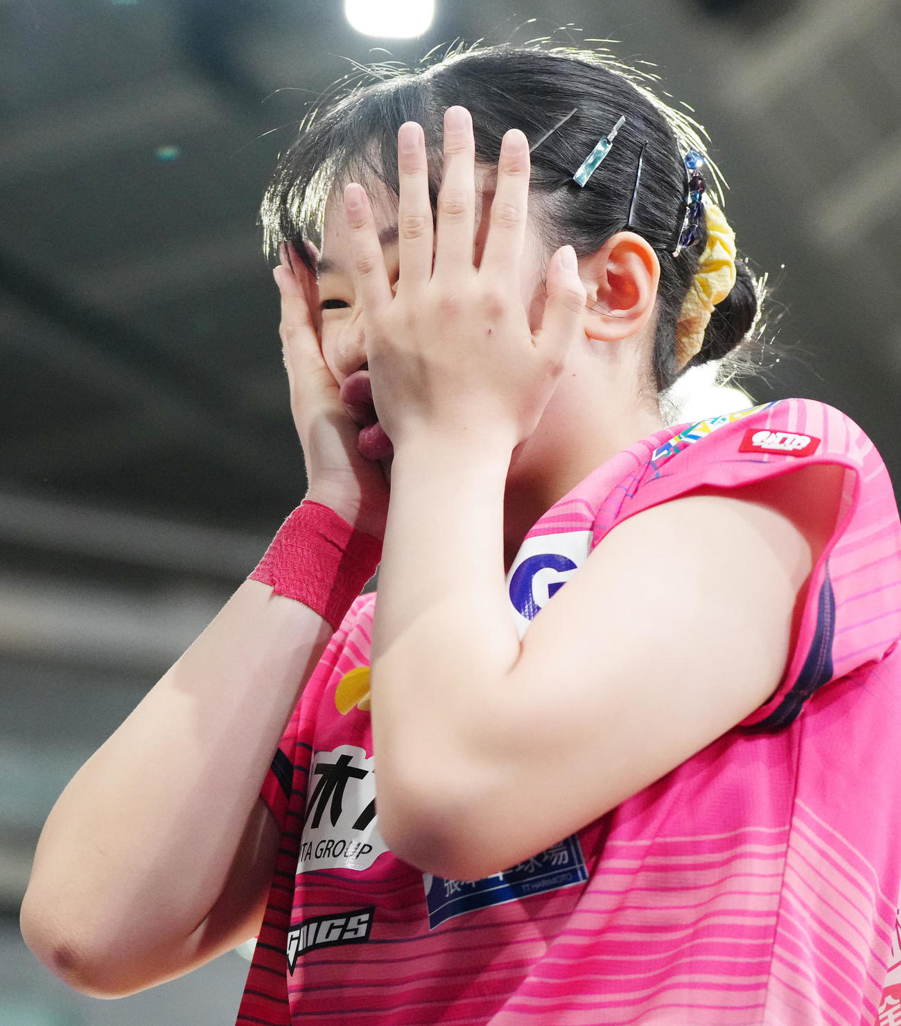 ジュニア女子決勝の第3ゲーム、タイムアウト中、気合を入れる張本美（撮影・江口和貴）