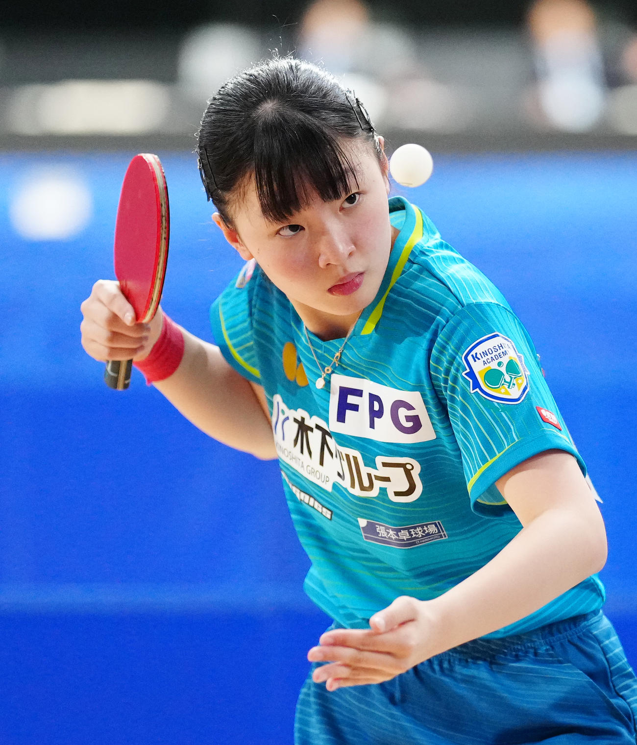 ジュニア女子準々決勝、サーブに臨む張本美（撮影・江口和貴）