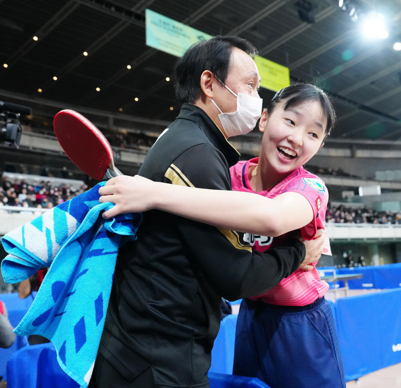 ジュニア女子で優勝し父宇コーチ（左）と抱き合い喜ぶ張本美（撮影・江口和貴）