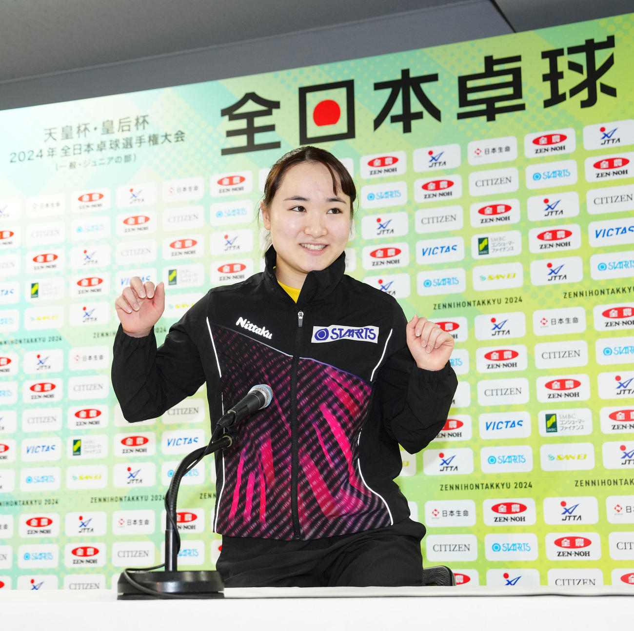会見を終え、席を立つ伊藤（撮影・江口和貴）
