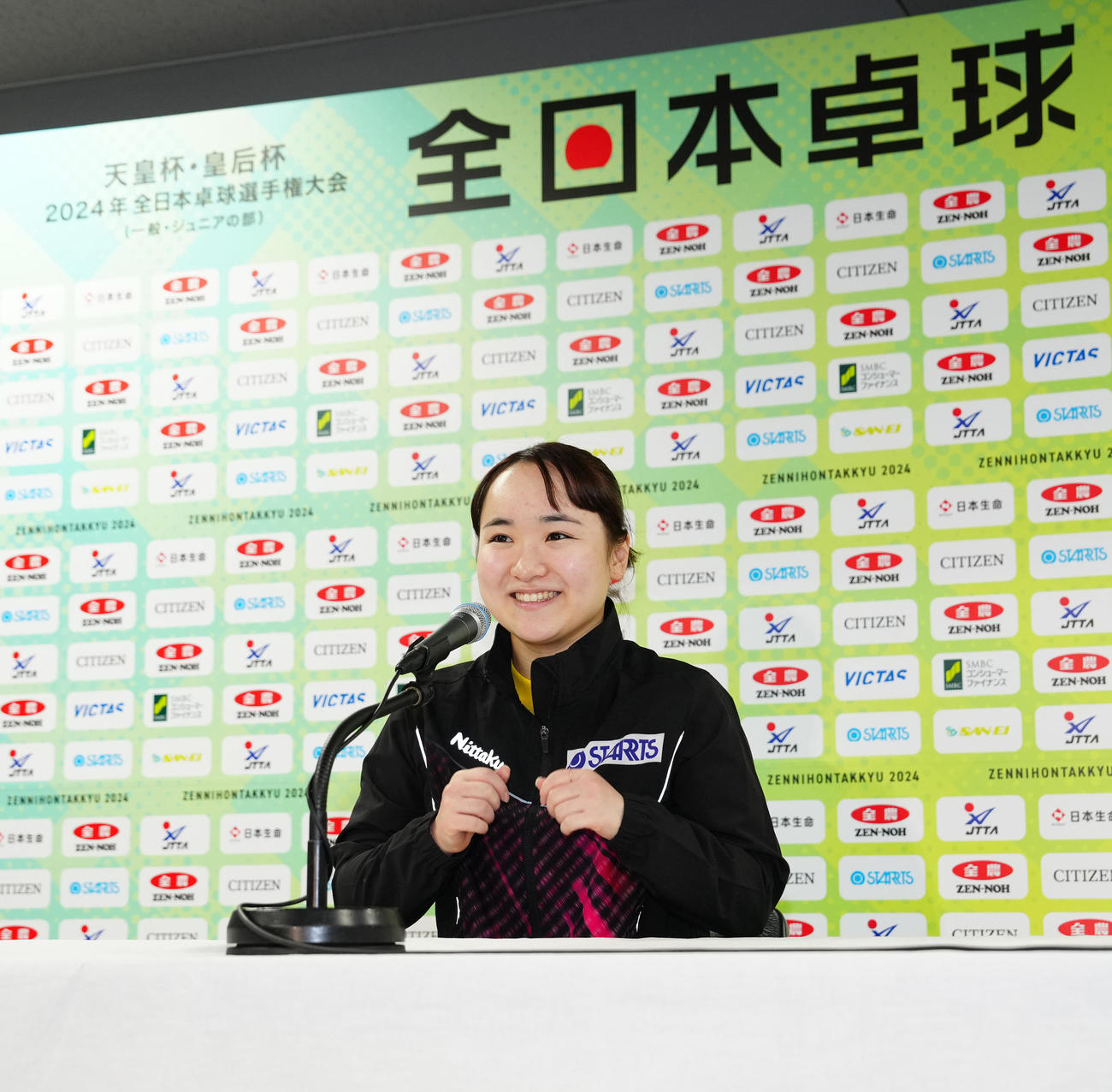 会見を終え、笑顔を見せる伊藤（撮影・江口和貴）
