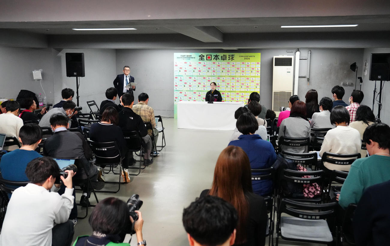会見に臨む伊藤（後方）（撮影・江口和貴）