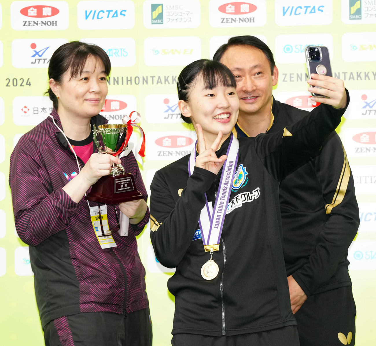 ジュニア女子の表彰式後、両親と写真に納まる張本美。右は父宇さん、左は母凌さん（撮影・江口和貴）
