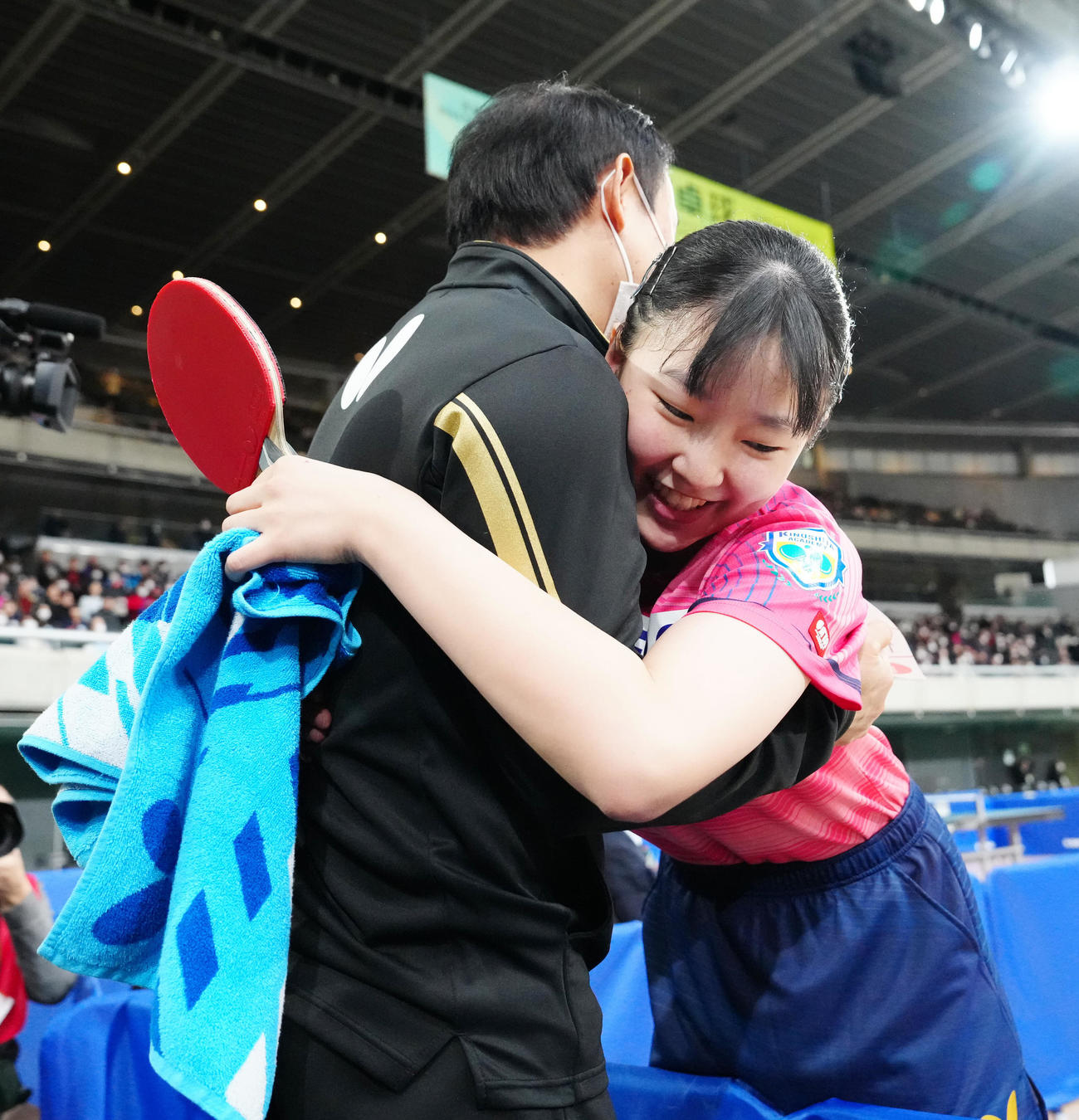 ジュニア女子で優勝し父宇コーチ（左）と抱き合い喜ぶ張本美（撮影・江口和貴）