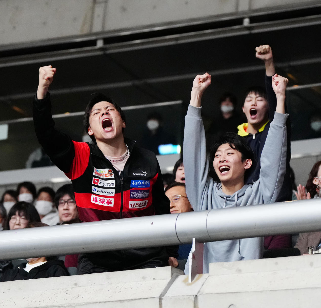 ジュニア男子決勝でガッツポーズを見せる松島輝の父卓司氏（左）（撮影・江口和貴）