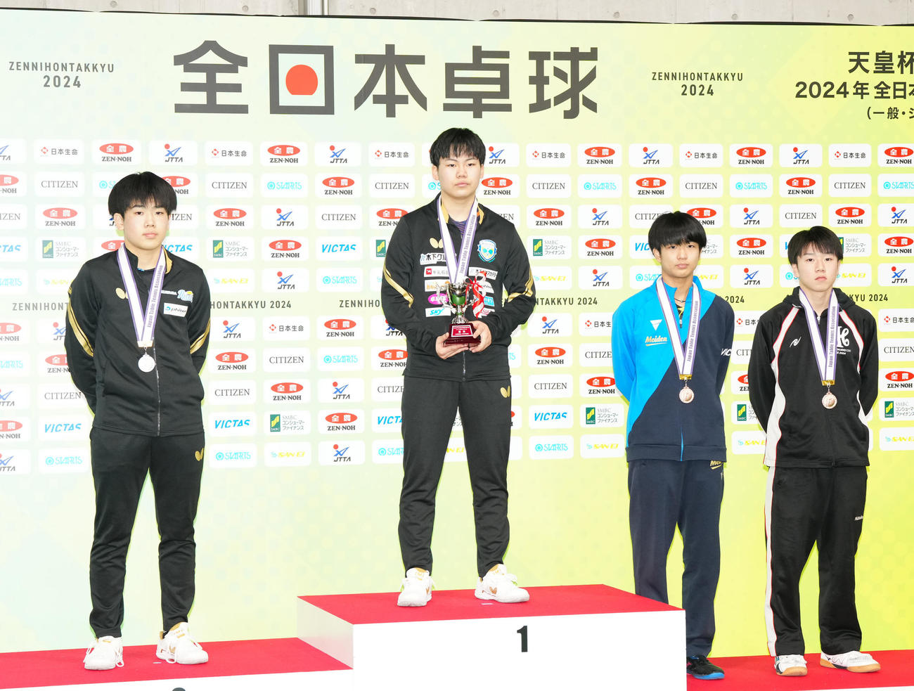 ジュニア男子表彰式で写真に納まる優勝の松島輝（左から2人目）。左から2位の吉山、1人おいて3位の坂井、小野（撮影・江口和貴）
