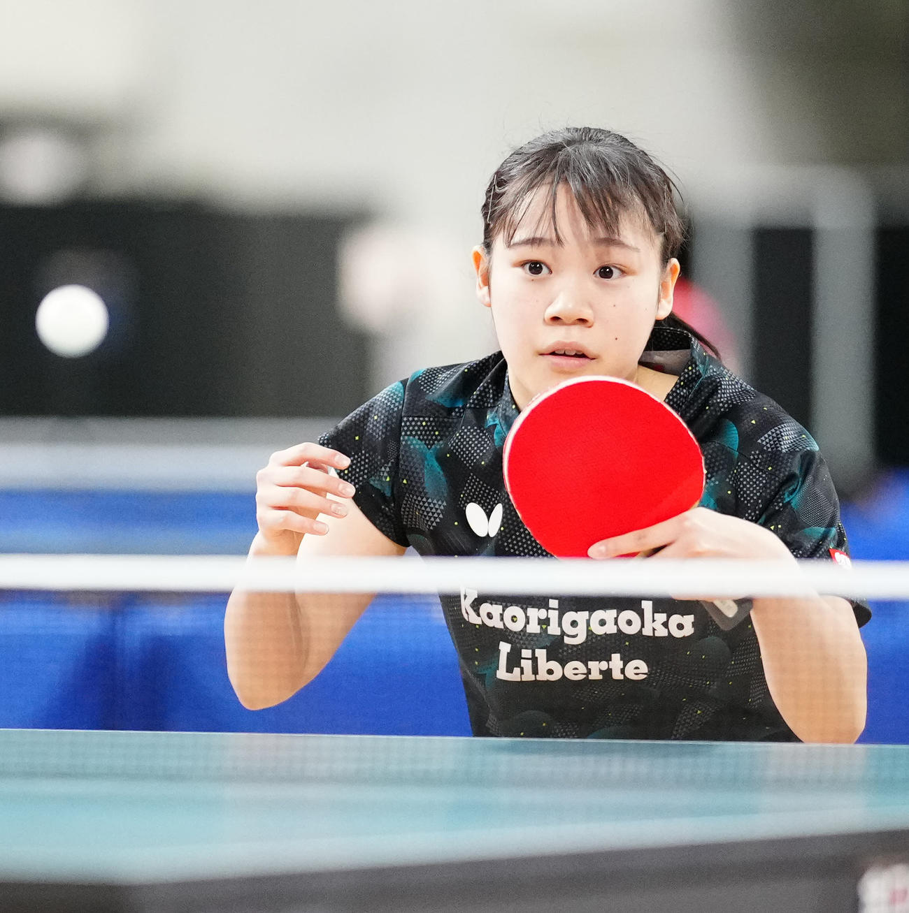 ジュニア女子準々決勝で高森と対戦する上沢（撮影・江口和貴）