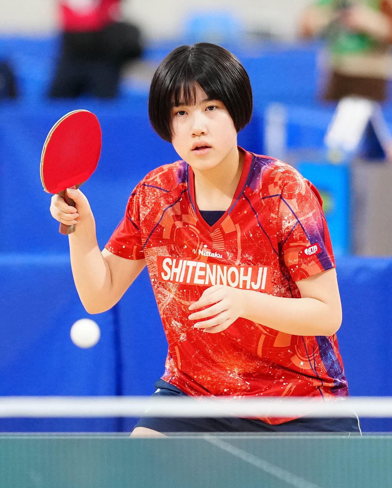 卓球全日本選手権　ジュニア女子準々決勝で竹谷と対戦する兼吉（撮影・江口和貴）