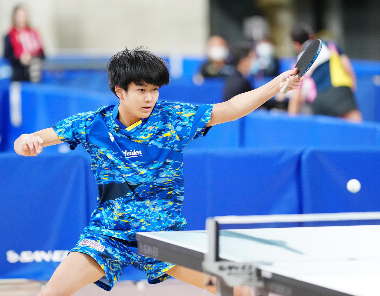 ジュニア男子準々決勝で岡本と対戦する坂井（撮影・江口和貴）