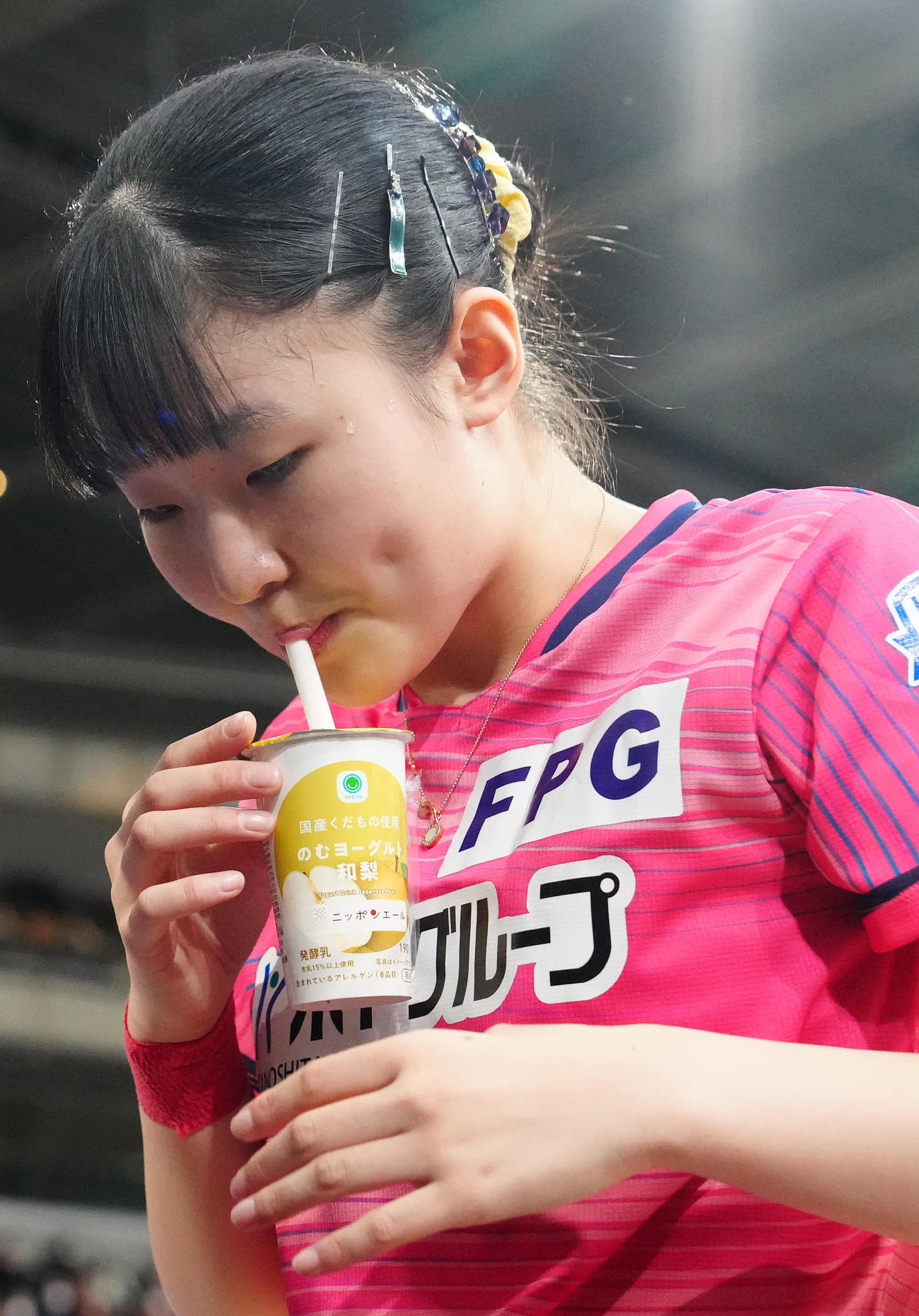 ジュニア女子決勝で「のむヨーグルト和梨」を飲む張本美（撮影・江口和貴）
