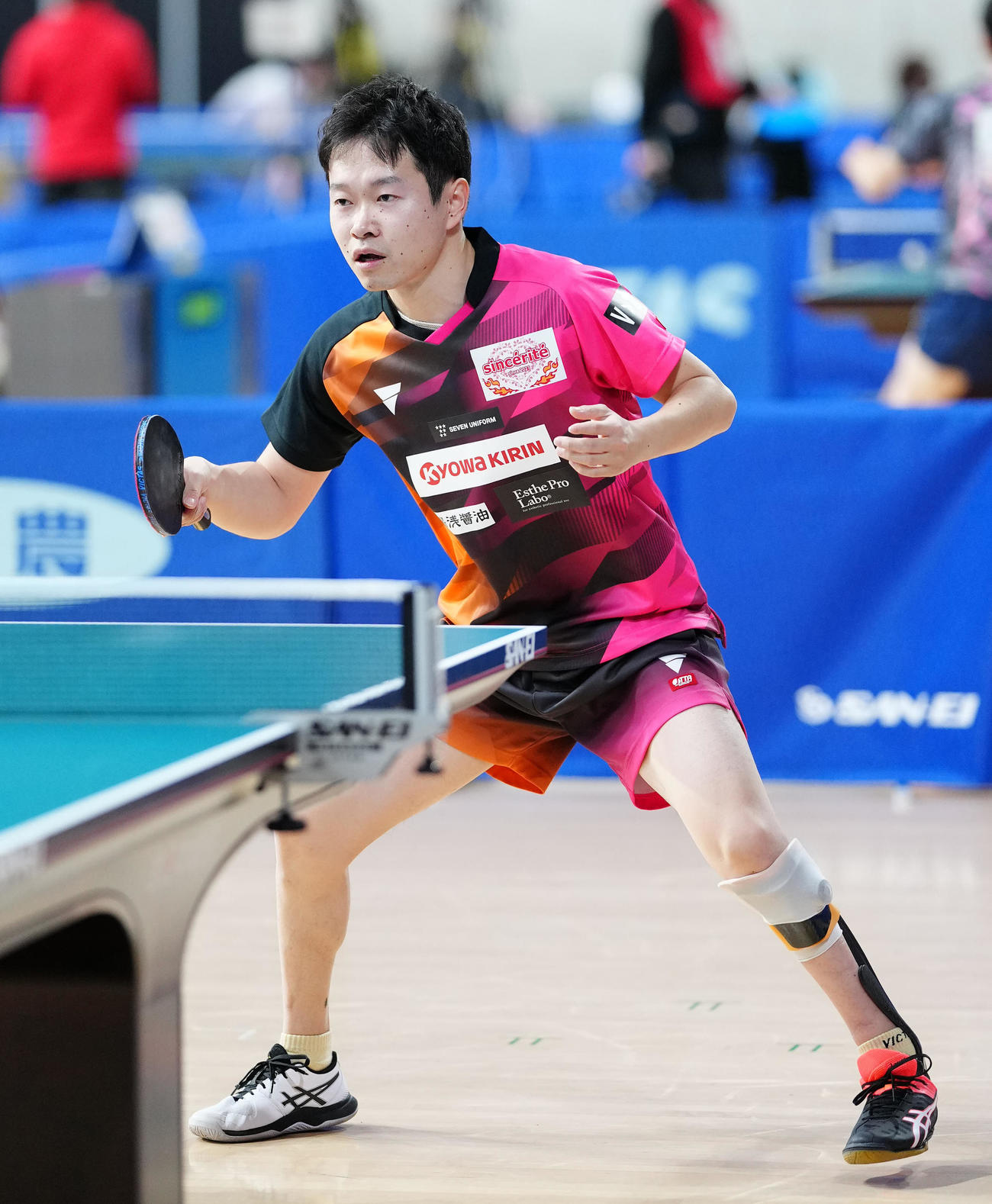 男子シングルス2回戦に臨む岩渕（撮影・江口和貴）