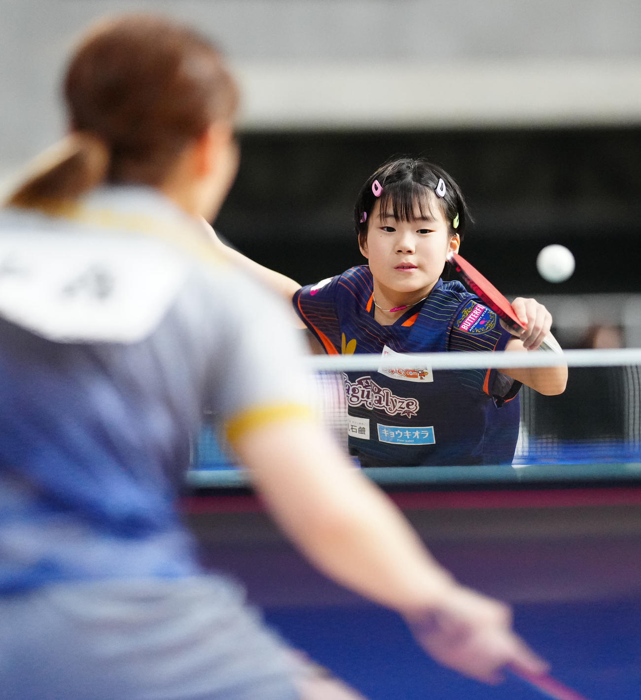 女子シングルス2回戦で中森（手前）と対戦する松島美（撮影・江口和貴）