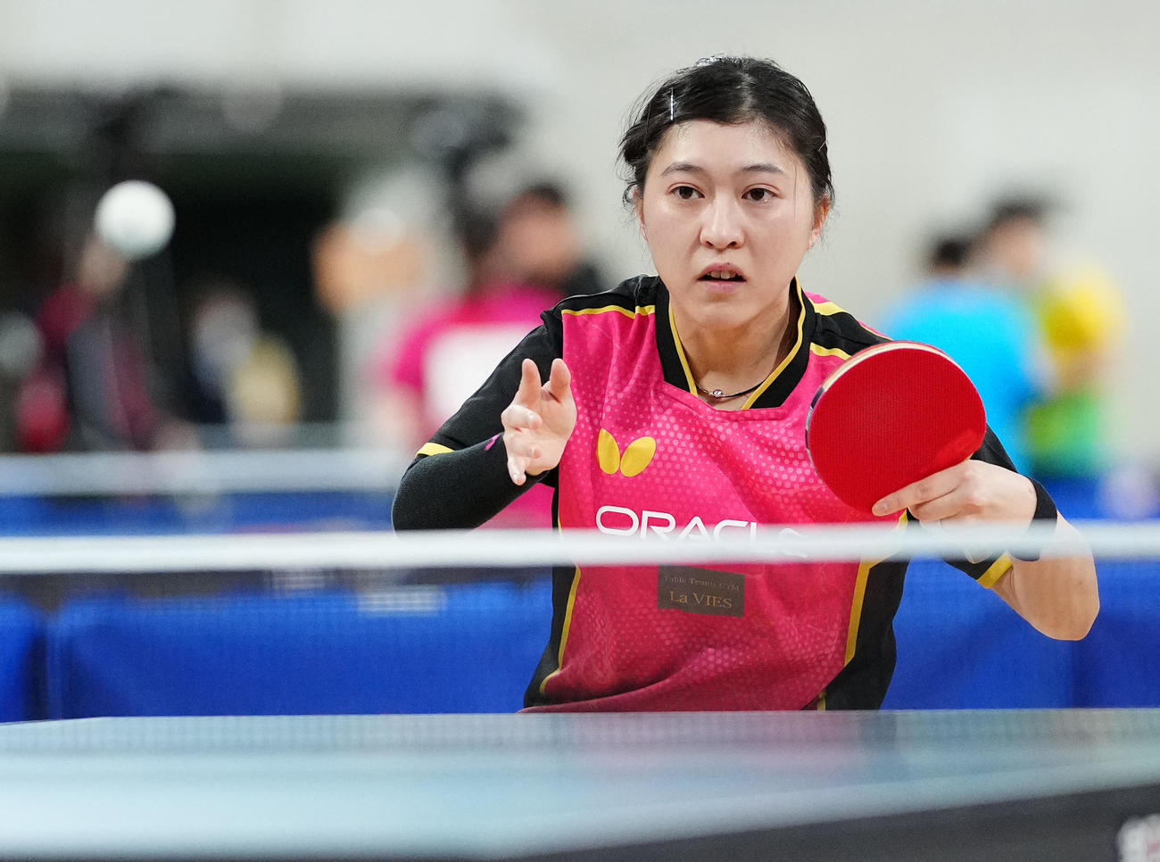 女子シングルス2回戦に臨む中村（撮影・江口和貴）