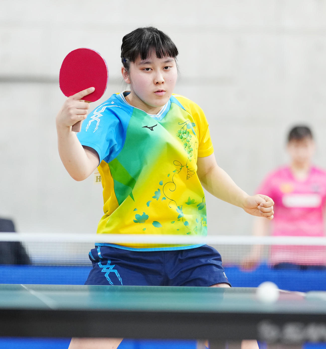 女子シングルス2回戦に臨む平野亜（撮影・江口和貴）