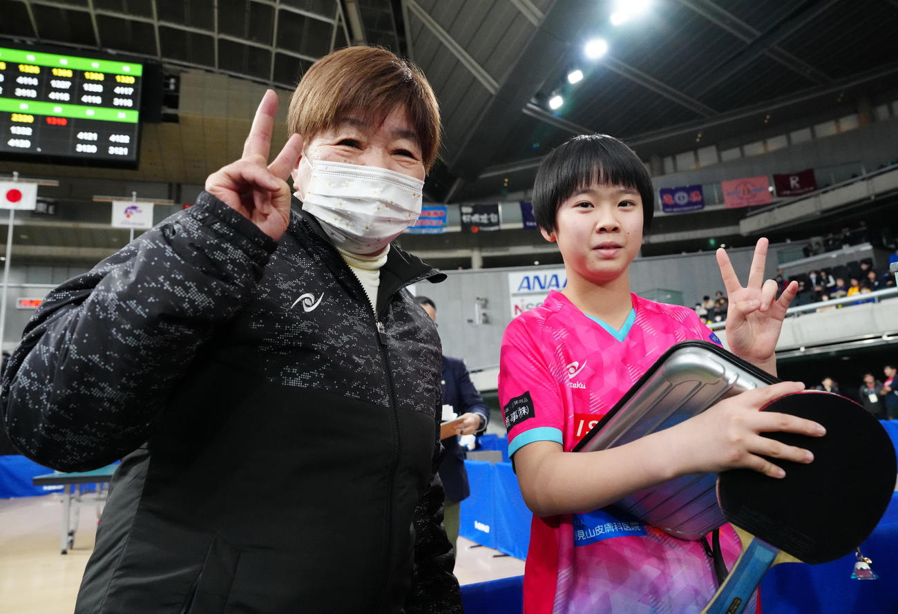 女子シングルス3回戦で勝利し祖母千栄子さん（左）と写真に納まる石田（撮影・江口和貴）