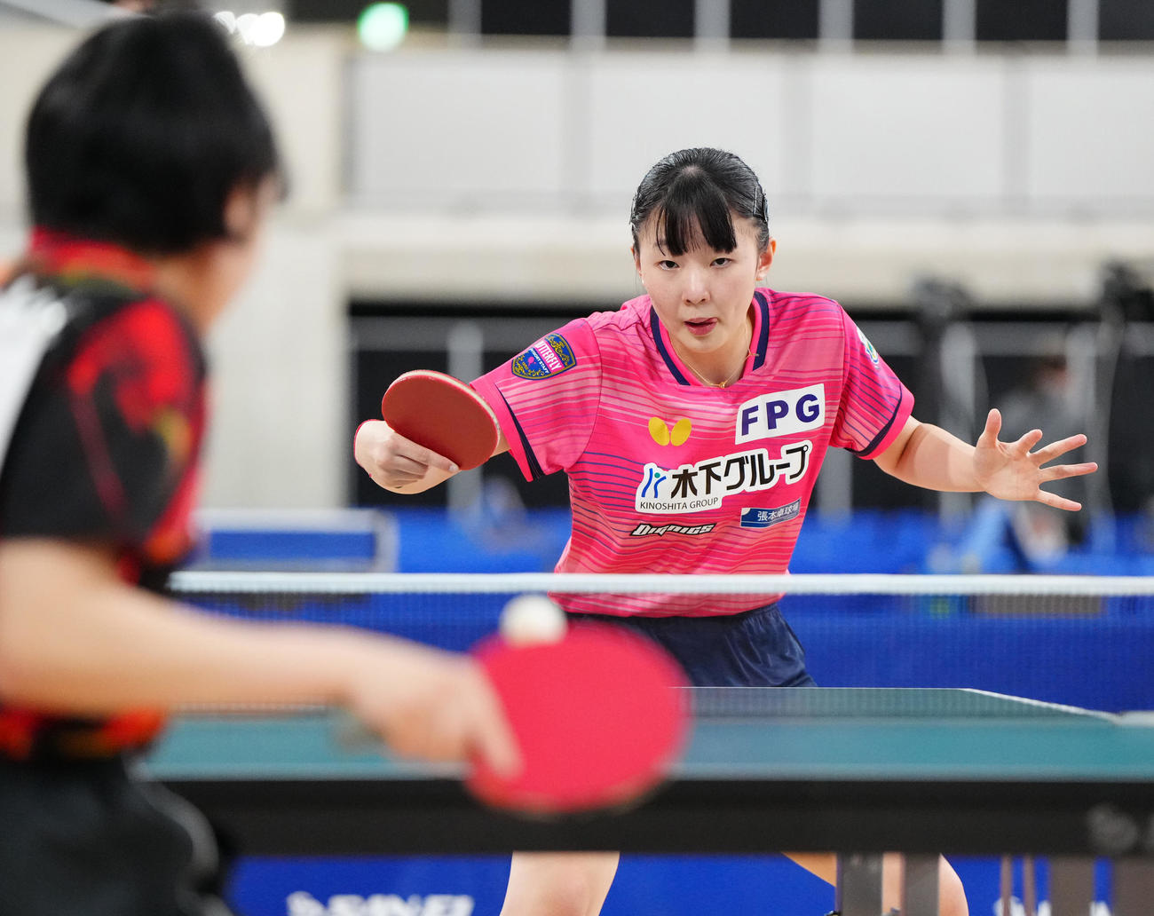 ジュニア女子決勝で面手（手前）と対戦する張本美（撮影・江口和貴）