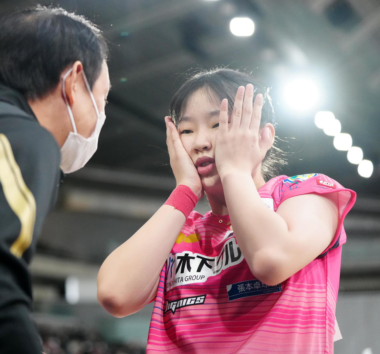 ジュニア女子決勝の第3ゲーム　タイムアウト中、気合を入れる張本美（撮影・江口和貴）