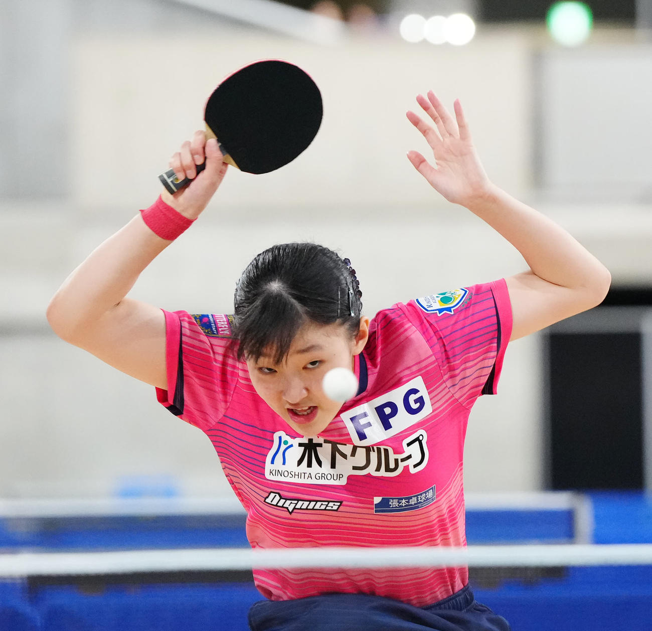 ジュニア女子決勝で面手と対戦する張本美（撮影・江口和貴）