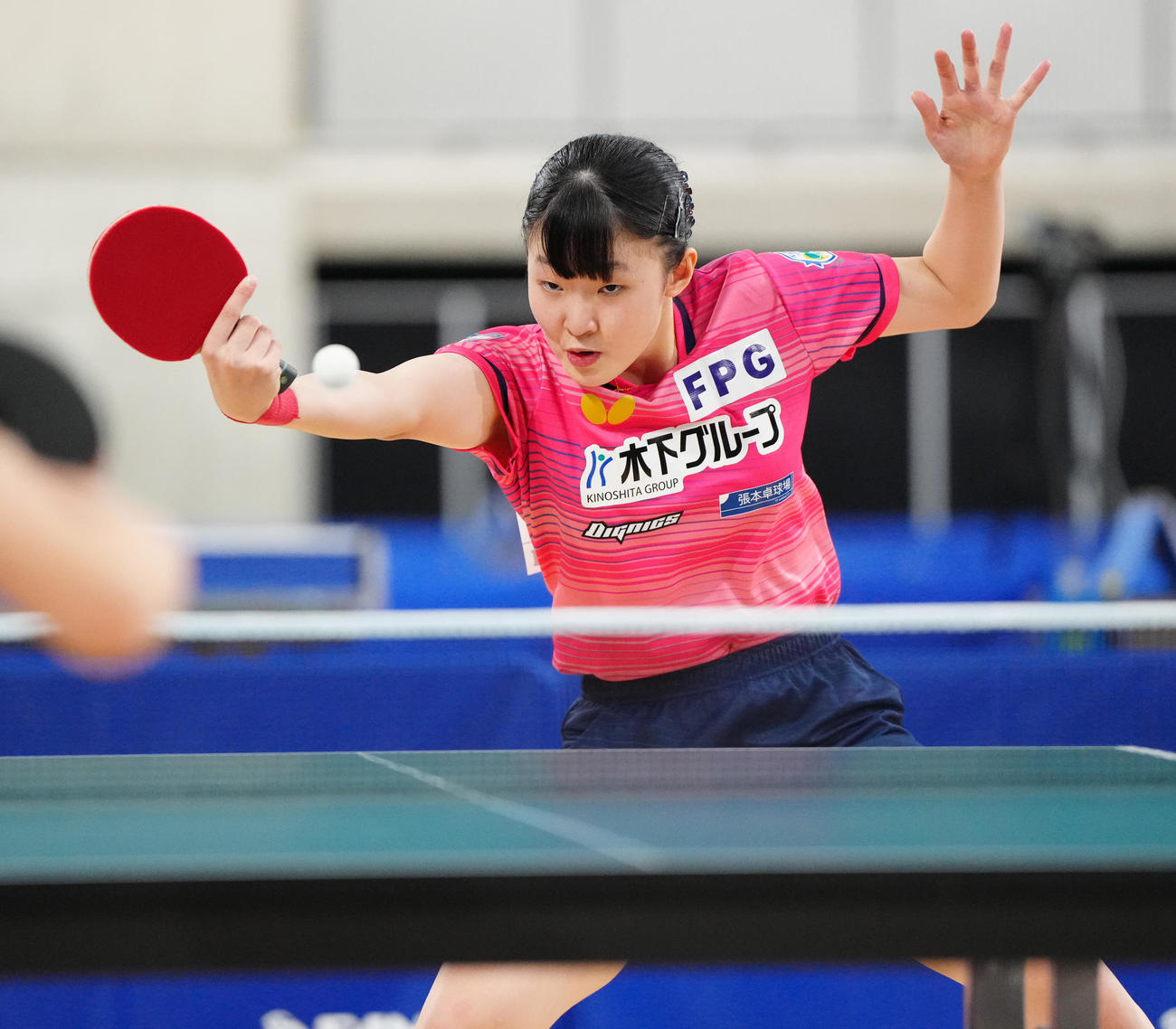 ジュニア女子決勝で面手と対戦する張本美（撮影・江口和貴）