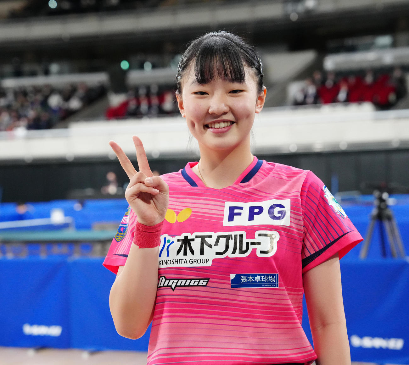 ジュニア女子で優勝し写真に納まる張本美（撮影・江口和貴）