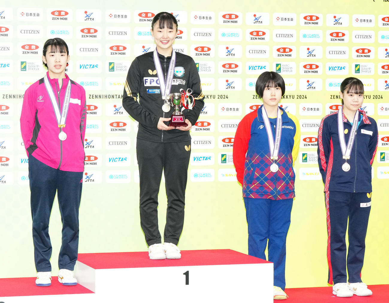 ジュニア女子表彰式で写真に納まる優勝の張本美（左から2人目）ら。左から2位の面手、1人おいて3位の兼吉、上沢（撮影・江口和貴）