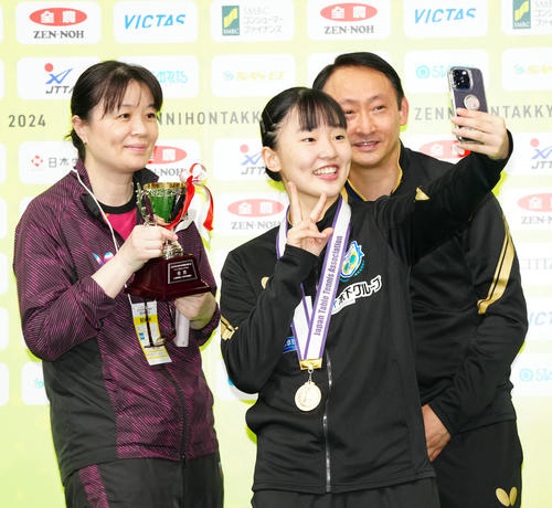 ジュニア女子の表彰式後、両親と写真に納まる張本美。右は父宇さん、左は母凌さん(撮影・江口和貴)