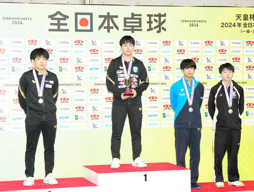ジュニア男子表彰式で写真に納まる優勝の松島輝(左から2人目)。左から2位の吉山、1人おいて3位の坂井、小野(撮影・江口和貴)