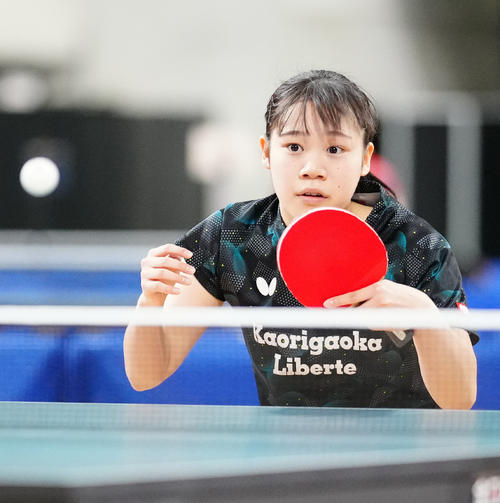 ジュニア女子準々決勝で高森と対戦する上沢(撮影・江口和貴)