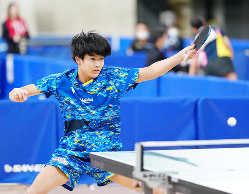 ジュニア男子準々決勝で岡本と対戦する坂井(撮影・江口和貴)