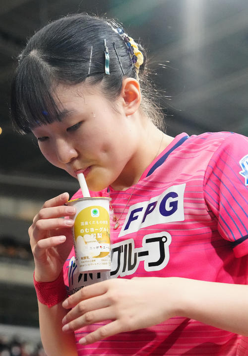 ジュニア女子決勝で「のむヨーグルト和梨」を飲む張本美(撮影・江口和貴)
