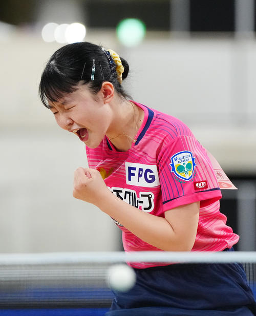 ジュニア女子決勝でポイントを奪い、ガッツポーズを見せる張本美(撮影・江口和貴)