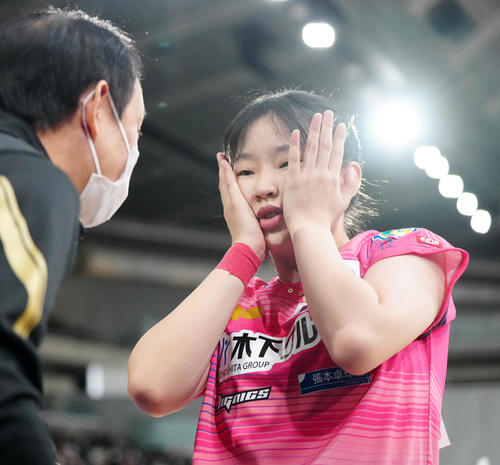 ジュニア女子決勝の第3ゲーム タイムアウト中、気合を入れる張本美(撮影・江口和貴)
