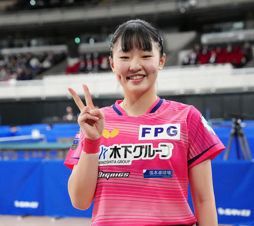 ジュニア女子で優勝し写真に納まる張本美(撮影・江口和貴)