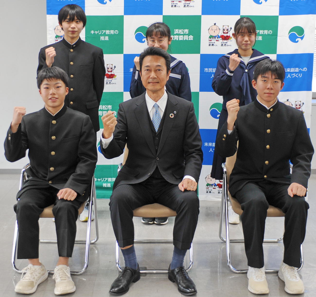 宮崎教育長（前列中央）と記念写真に納まる選手たち　