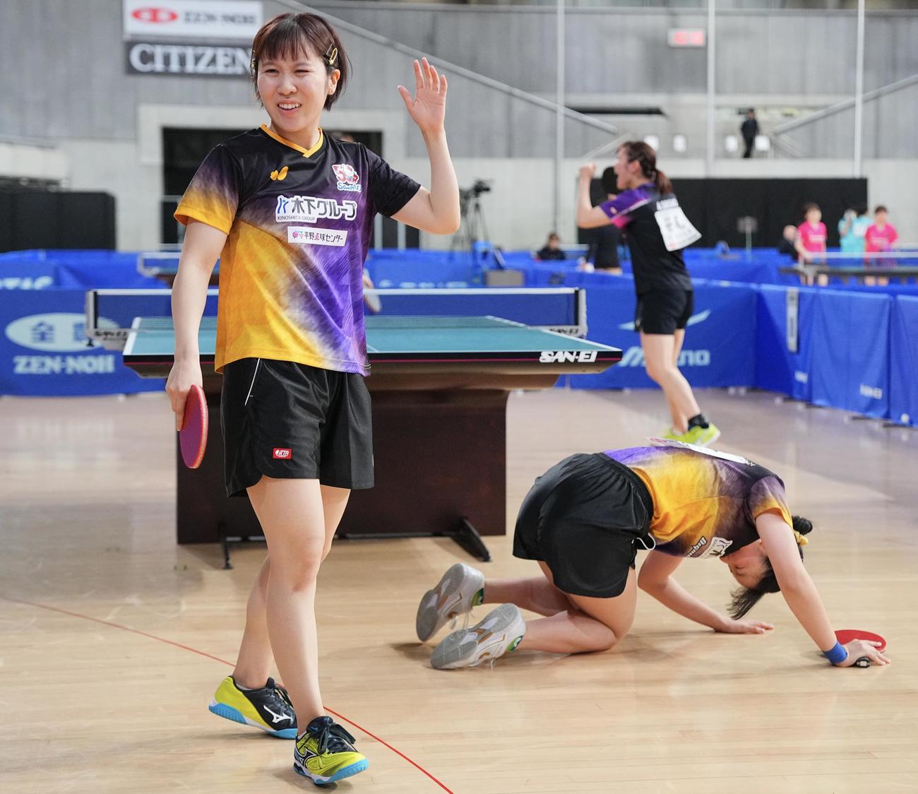 女子ダブルス5回戦、ポイントを奪われ悔しげな表情を見せる平野（左）、張本組（撮影・垰建太）