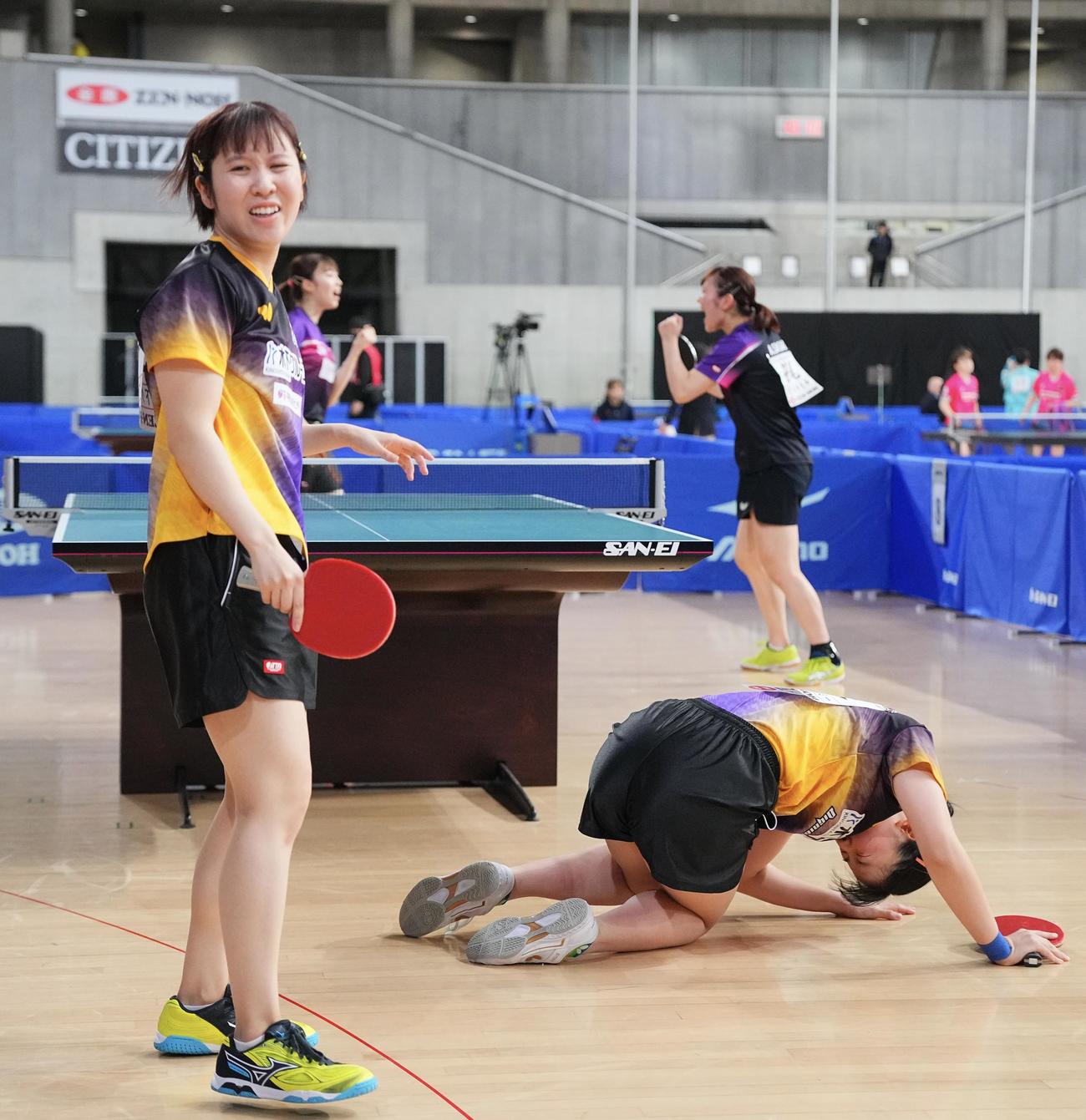 女子ダブルス5回戦、ポイントを奪われ悔しげな表情を見せる張本（右）、平野組（撮影・垰建太）