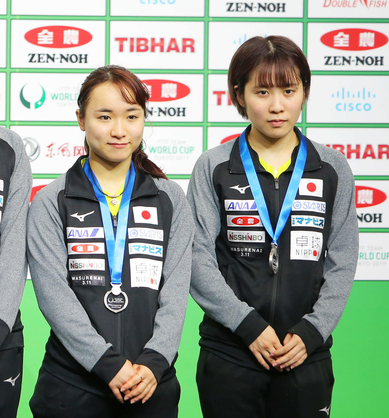 伊藤美誠（左）、平野美宇（2019年11月10日撮影）　