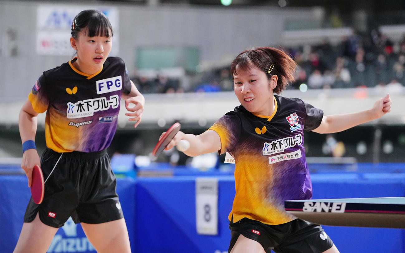 女子ダブルス5回戦、強烈な打球に食らいつく平野（右）。左は張本美（撮影・垰建太）