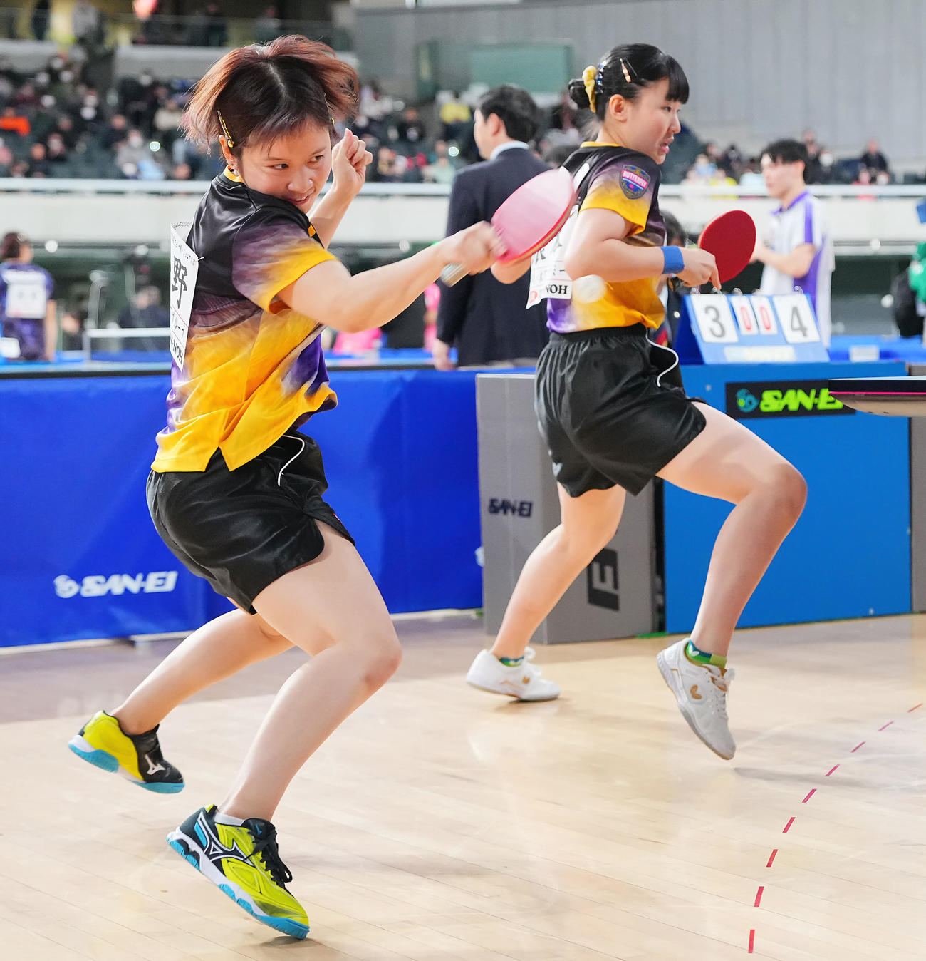 女子ダブルス5回戦、強烈な打球に食らいつく平野（左）。右は張本美（撮影・垰建太）