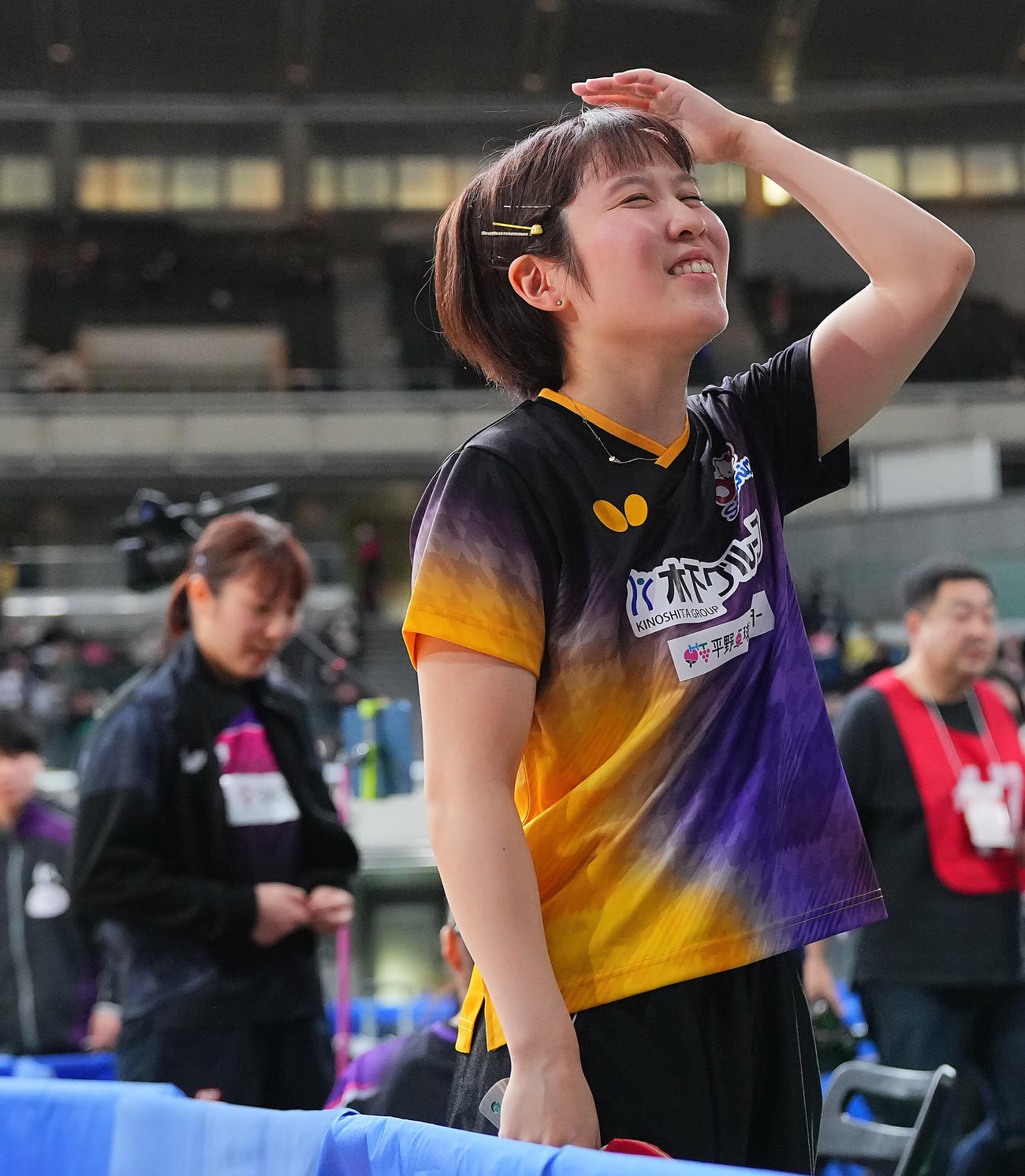 女子ダブルス5回戦で敗れ頭を抱える平野（撮影・垰建太）