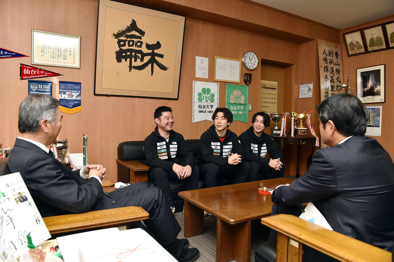 パリ五輪出場に向けて意気込みを語った南（左から3人目）