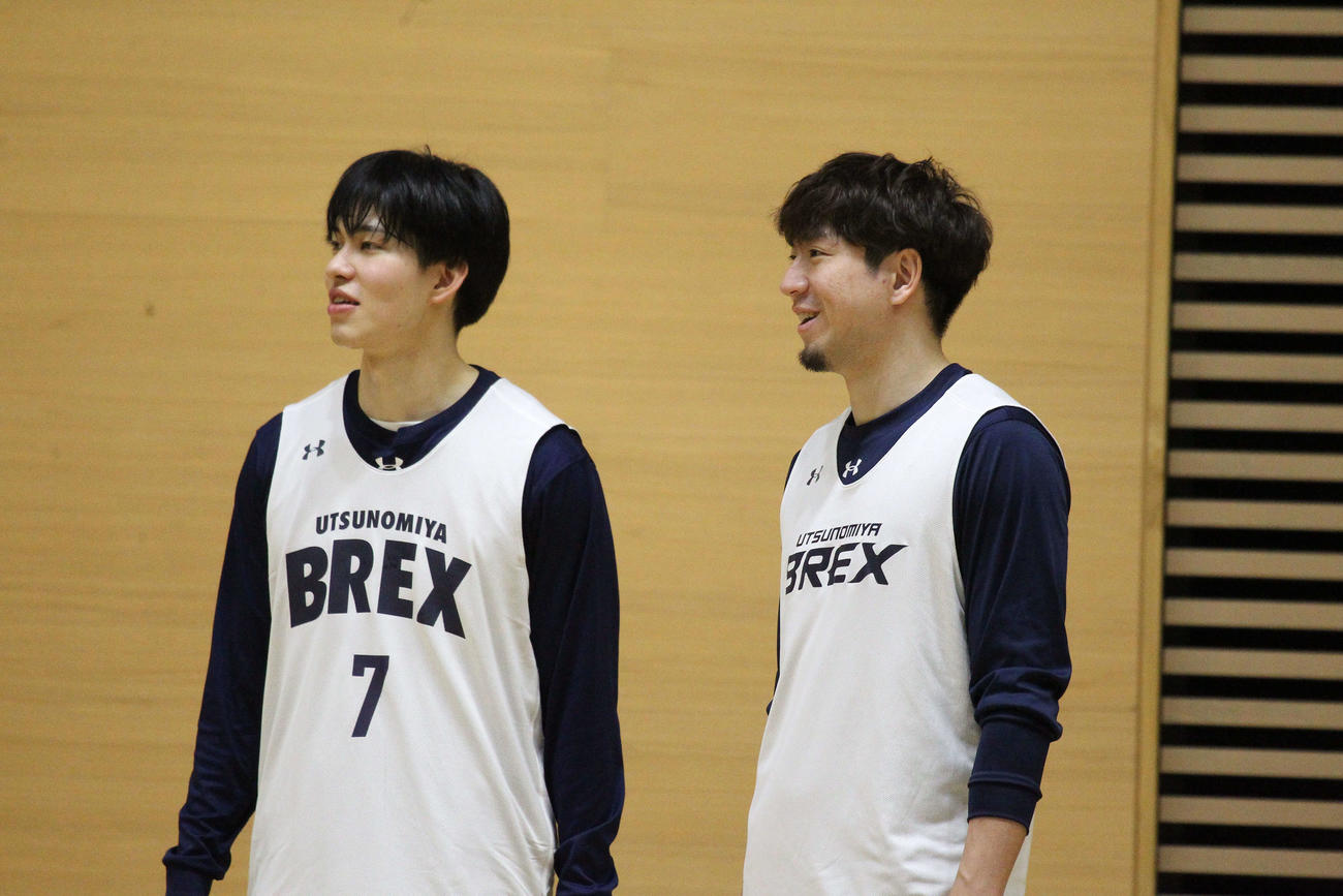 大学生プロとなった宇都宮の小川敦也（左）は尊敬する比江島慎と並んで練習を見守る（撮影・沢田啓太郎）