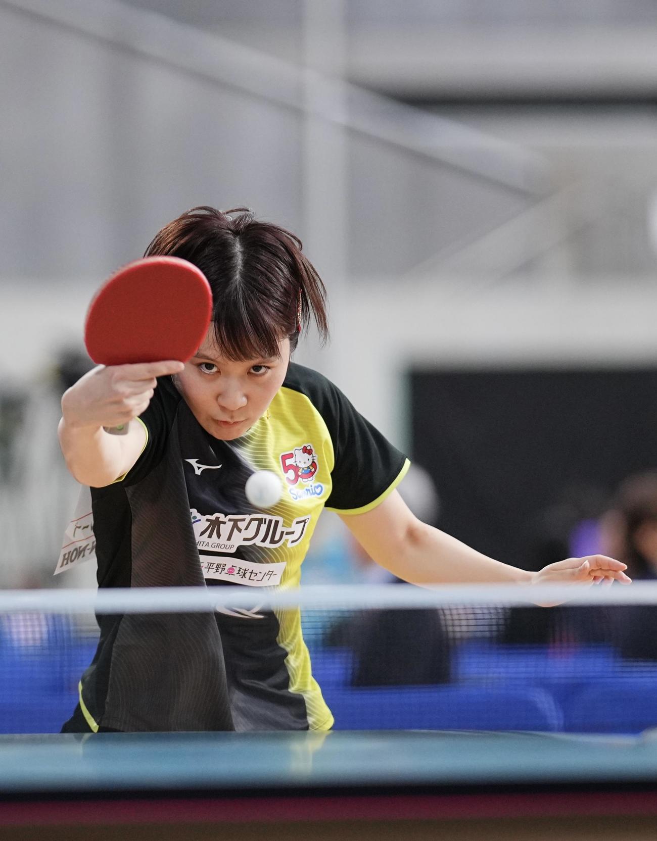 女子シングルス4回戦を戦う平野（撮影・垰建太）